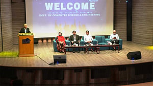 নবীনদের বরণ করল ইস্ট ওয়েস্ট ইউনিভার্সিটি