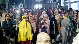 ছাত্ররাজনীতি নিষিদ্ধ চেয়ে রাতে ইডেনে একদল শিক্ষার্থীর বিক্ষোভ