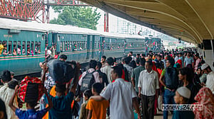 ছুটির শেষ দিনেও বাড়ি ফেরা