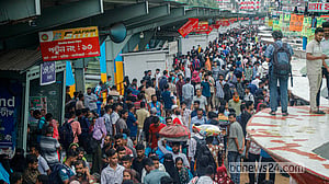 সদরঘাটে ঘরমুখো মানুষের ভিড়