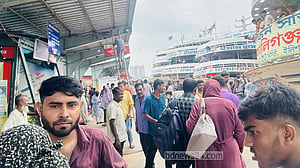 লঞ্চে ঈদযাত্রা: সদরঘাটে যাত্রী চাপ বাড়ল বিকেলের পর