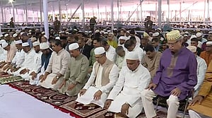 ঈদ জামাতে শান্তির প্রার্থনা