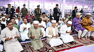 বিশ্বের মজলুমদের হেফাজতে ঈদের প্রধান জামাতে দোয়া
