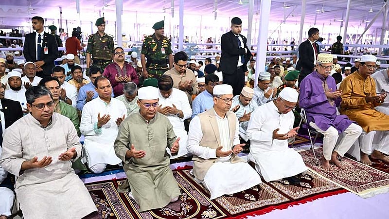 বিশ্বের মজলুমদের হেফাজতে ঈদের প্রধান জামাতে দোয়া