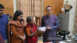 নজরুলের গান গেয়ে ভাইরাল লাইলী আক্তারকে প্রশাসনের সহায়তা