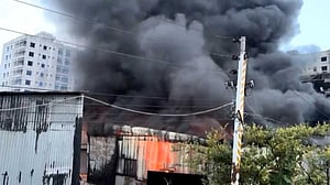 কদমতলীতে ফোমের কারখানায় আগুন