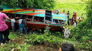 গাইবান্ধায় নিয়ন্ত্রণ হারিয়ে বাস খাদে, নারীর মৃত্যু