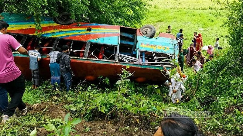 গাইবান্ধায় নিয়ন্ত্রণ হারিয়ে বাস খাদে, নারীর মৃত্যু