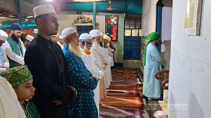 বিভিন্ন জেলায় সৌদি আরবের সঙ্গে মিল রেখে ঈদ উদযাপন