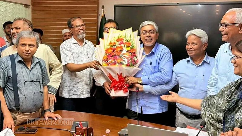 ‘কমপ্লিট শাটডাউনের’ মধ্যে প্রথমবার নিজ কার্যালয়ে ডুয়েট ভিসি