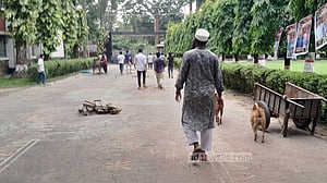 ফটকে তালা দিয়ে ‘কমপ্লিট শাটডাউন’: এখনও ডুয়েটে যাননি ভিসি