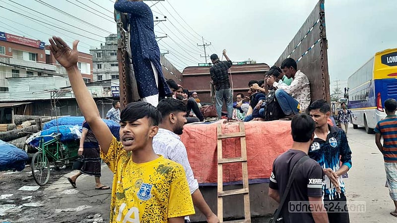 গাজীপুর থেকে ঝুঁকি নিয়েই চলছে ট্রাক-পিকআপে ঈদযাত্রা