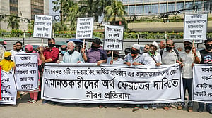 আমানত ফিরে পেতে ৬ আর্থিক প্রতিষ্ঠানের গ্রাহকদের মানববন্ধন