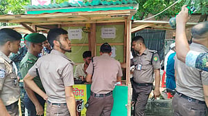 নির্বাচন ভবনের আশপাশের অবৈধ দোকানপাট উচ্ছেদ