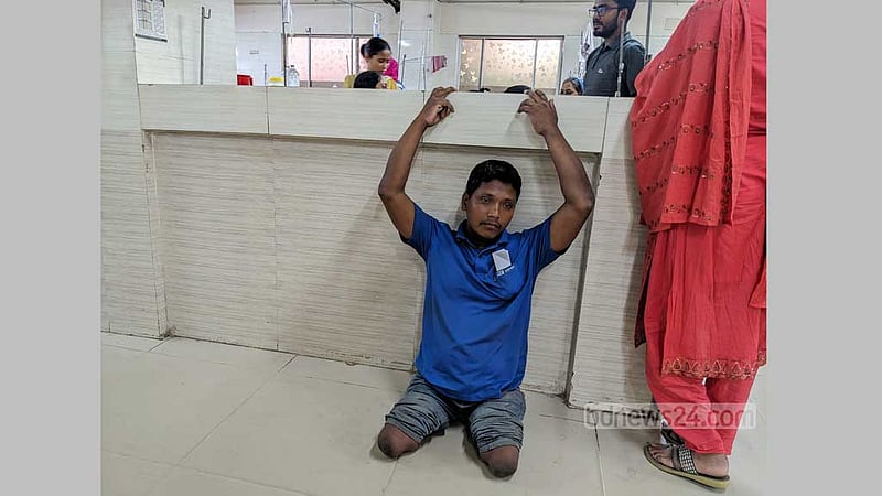 হাম: এক ইনজেকশন ১৫ হাজার টাকা, আইসিইউতে ছেলেকে নিয়ে নিরুপায় আসলাম