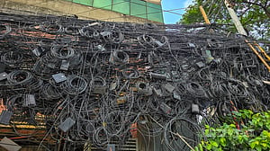 খুঁটিতে কেবল তারের জঞ্জাল