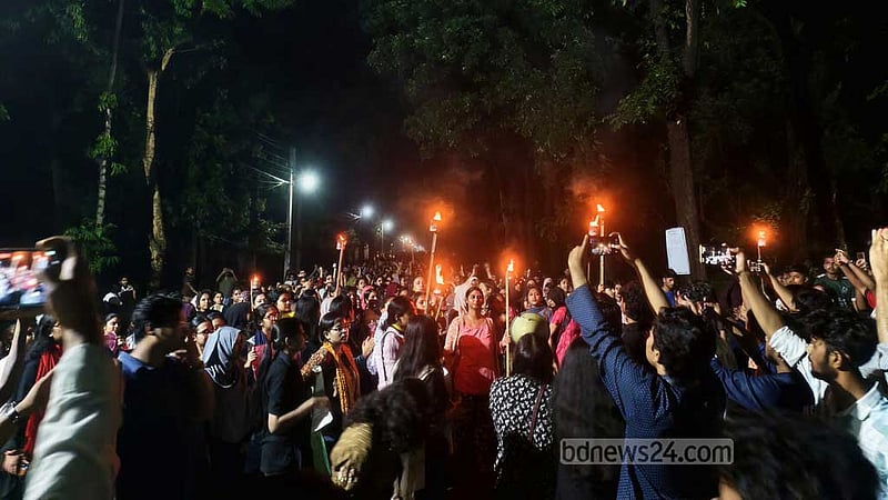 জাবি শিক্ষার্থীকে ‘ধর্ষণচেষ্টা’: রাতভর উত্তাল ক্যাম্পাস, ছয় দফা দাবি