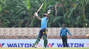 জাকেরের সেঞ্চুরি, হৃদয়ের ঝড়ো ইনিংস
