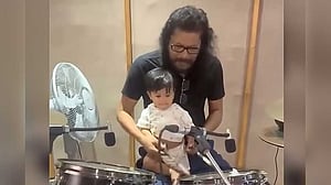 বাবার হাত ধরে ড্রাম বাজানো শিখছেন জেমসের ছেলে জিবরান