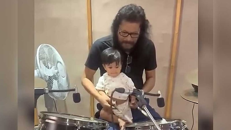 বাবার হাত ধরে ড্রাম বাজানো শিখছেন জেমসের ছেলে জিবরান