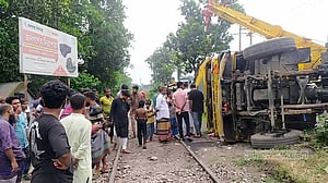 যশোরে ট্রাকে ট্রেনের ধাক্কা, নিহত চালক