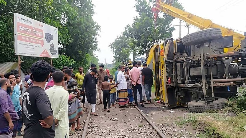 যশোরে ট্রাকে ট্রেনের ধাক্কা, নিহত চালক