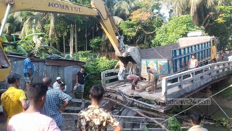 ঝালকাঠিতে পাথরবোঝাই ট্রাকের ভারে সেতু ধসে যোগাযোগ বিচ্ছিন্ন