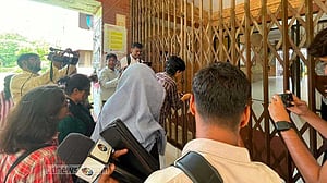 জাবিতে ধর্ষণচেষ্টা: ৭২ ঘণ্টার মধ্যে বহিরাগতকে গ্রেপ্তারের আশ্বাসে আন্দোলন স্থগিত