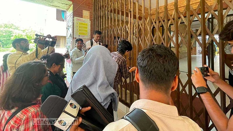 জাবিতে ধর্ষণচেষ্টা: ৭২ ঘণ্টার মধ্যে বহিরাগতকে গ্রেপ্তারের আশ্বাসে আন্দোলন স্থগিত