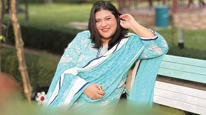 ‘আমাকে শিখিয়ে দিন কীভাবে মেয়ের কাছে যাব’, ফেইসবুকে কারিনার মা লোপার হাহাকার