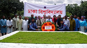 জাতীয় কবি নজরুলের জন্মদিনে সমাধিতে ফুলেল শ্রদ্ধা