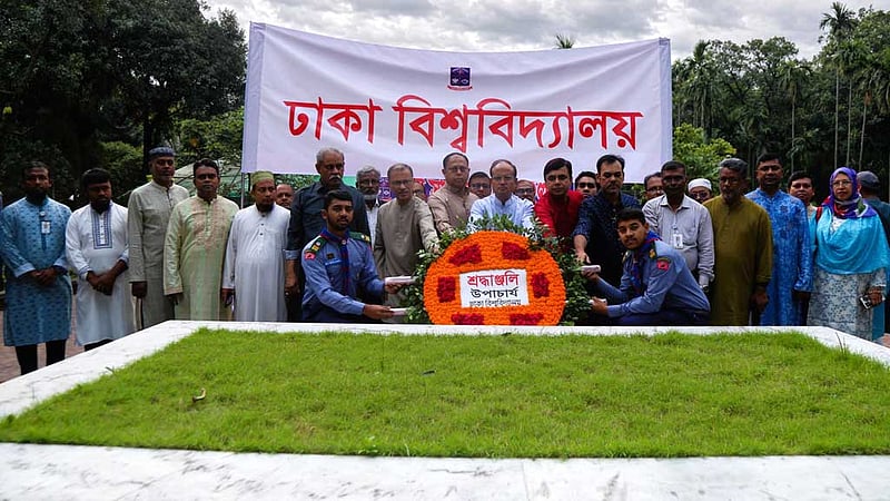 জাতীয় কবি নজরুলের জন্মদিনে সমাধিতে ফুলেল শ্রদ্ধা