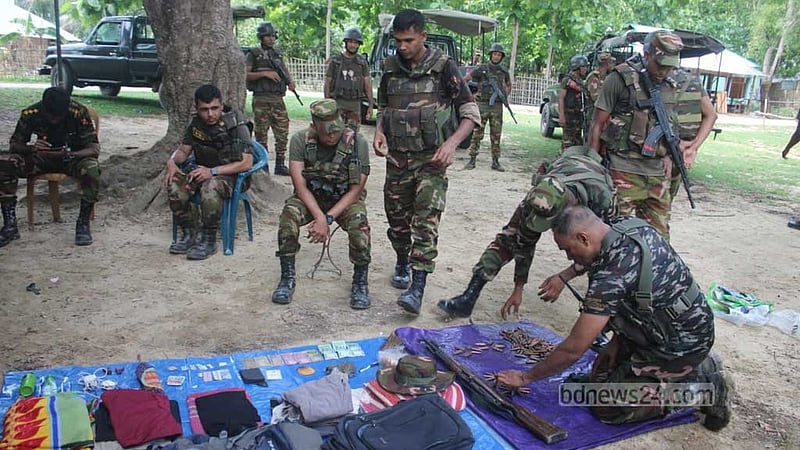 খাগড়াছড়িতে সেনা অভিযানে অস্ত্র ও ২৭৬ গুলি উদ্ধার