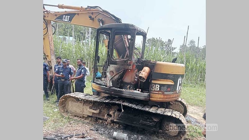 খাগড়াছড়িতে খাল খননের এক্সক্যাভেটর পুড়িয়ে দেওয়ার অভিযোগ