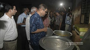 খুলনা সদর হাসপাতালে রোগীদের ‘নিম্নমানের খাবারে’ ক্ষুব্ধ স্বাস্থ্যমন্ত্রী