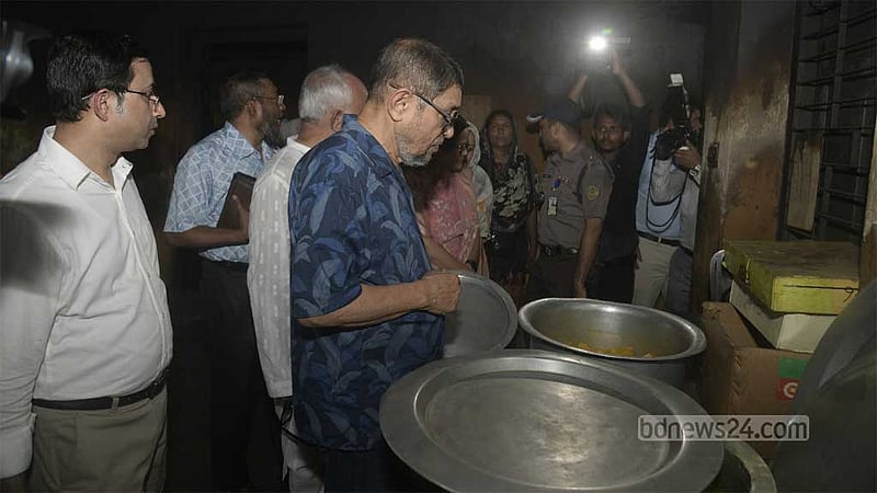 খুলনা সদর হাসপাতালে রোগীদের ‘নিম্নমানের খাবারে’ ক্ষুব্ধ স্বাস্থ্যমন্ত্রী
