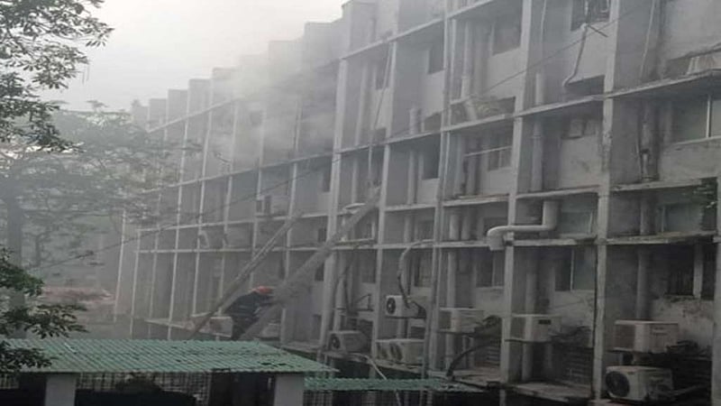খুলনা মেডিকেলে অগ্নিকাণ্ড, হাসপাতালজুড়ে আতঙ্ক