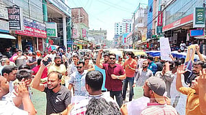 কিশোরগঞ্জে ছাত্রদলের নতুন কমিটি বাতিলের দাবিতে সড়ক অবরোধ, যানজট