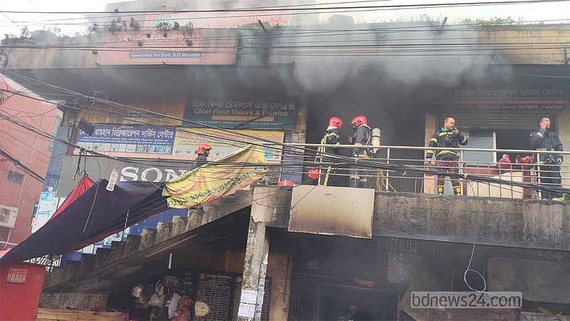 ভোরে আগুনে পুড়লো বিজয় সরণির কলমিলতা বাজার