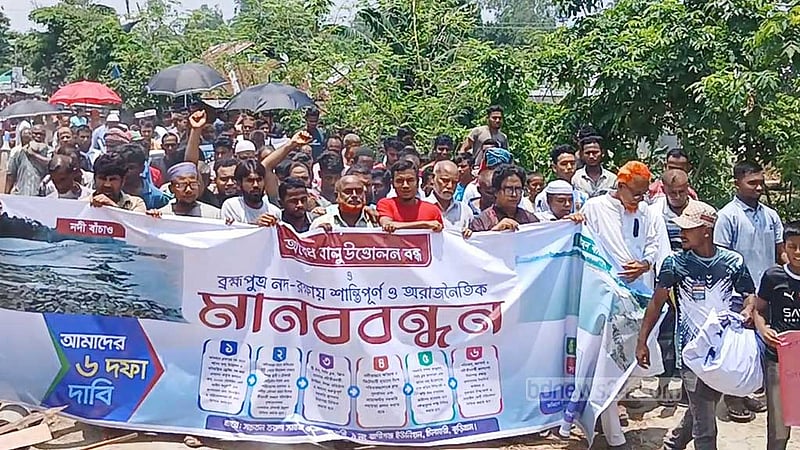 কুড়িগ্রামে অবৈধ বালু ব্যবসায়ীদের টোল ঘর গুঁড়িয়ে দিল জনতা