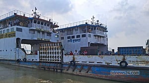 ছয় মাস পর আবার রৌমারী-চিলমারী নৌপথে ফেরি চলাচল