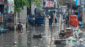 বৃষ্টিতে যাত্রাবাড়ীতে খাল-সড়ক একাকার