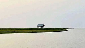 ঝড়ে মেঘনার চরে আটকা পড়েছেন দেড়শতাধিক পর্যটক