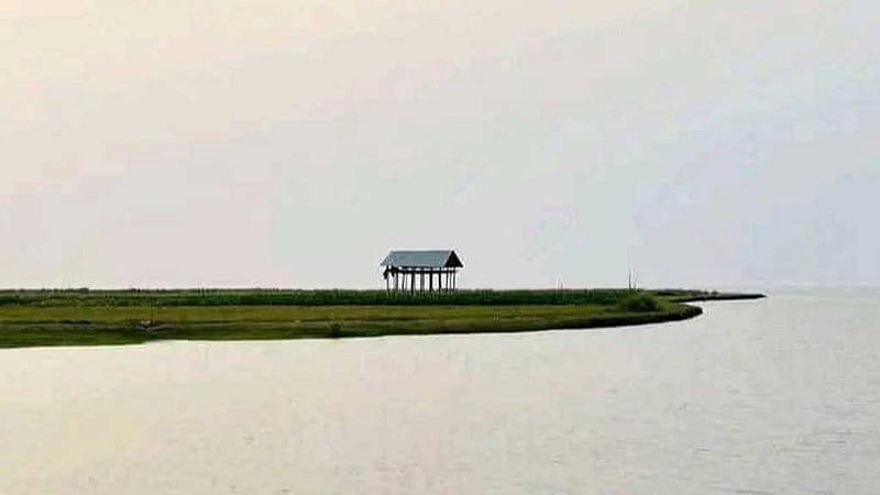 ঝড়ে মেঘনার চরে আটকা পড়েছেন দেড়শতাধিক পর্যটক