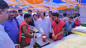 তিস্তাপাড়ে বিদ্যানন্দের এক টাকার ‘ভালবাসার বাজার’