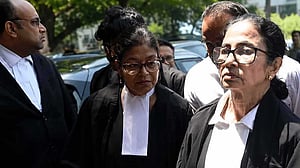 কলকাতা হাই কোর্টে মমতাকে ঘিরে বিক্ষোভ, গালাগাল, মারধরের অভিযোগ
