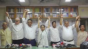 পদত্যাগ করতে নারাজ মমতা, না করলে কী হবে