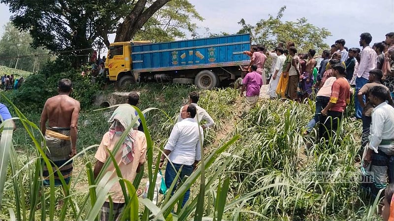 মানিকগঞ্জে ট্রাকের চাকায় পিষ্ট হয়ে বাইক আরোহী ২ কিশোর নিহত