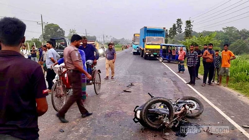 মানিকগঞ্জে গরুবোঝাই ট্রাক-মোটরসাইকেল সংঘর্ষ, নিহত ১