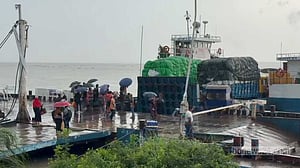 ঝড়ো আবহাওয়া: পৌনে এক ঘণ্টা পর পাটুরিয়া-দৌলতদিয়া ফেরি চালু